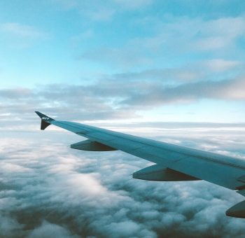 avion dans les nuages